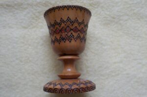 Dřevěný stojánek Mamaia