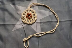 Háčkovaný náhrdelník - světle hnědý