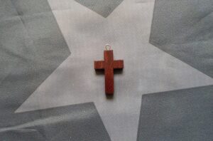 Přívěsek - tmavý dřevěný kříž