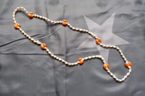 Pletený náhrdelník s korálky