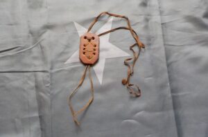 Hnědý kožený přívěsek