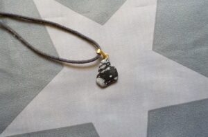 Kamenný přívěsek - šedivo-černý